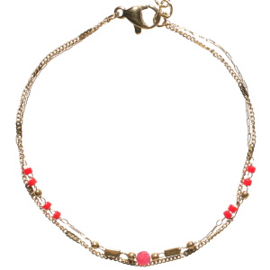 Bracelet double rangs composé d'une chaîne en acier doré, ainsi qu'une chaîne en acier doré avec des perles cylindriques de couleur rouge et une perle ronde de couleur rose. Fermoir mousqueton avec 3 cm de rallonge.