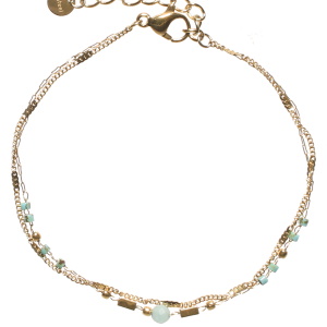 Bracelet double rangs composé d'une chaîne en acier doré, ainsi qu'une chaîne en acier doré avec des perles cylindriques de couleur turquoise et une perle ronde de couleur turquoise. Fermoir mousqueton avec 3 cm de rallonge.