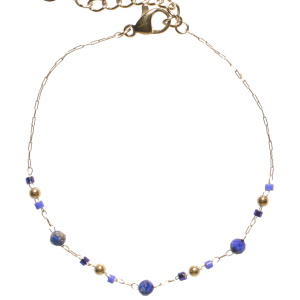 Bracelet composé d'une chaîne avec boules en acier doré, de perles cylindriques de couleur bleue et de perles rondes de couleur bleue. Fermoir mousqueton avec3 cm de rallonge.