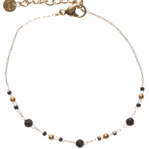 Bracelet composé d'une chaîne avec boules en acier doré, de perles cylindriques de couleur noire et de perles rondes de couleur noire. Fermoir mousqueton avec3 cm de rallonge.