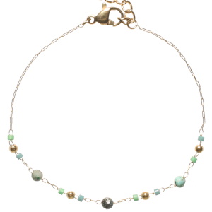 Bracelet composé d'une chaîne avec boules en acier doré, de perles cylindriques de couleur verte et de perles rondes de couleur verte. Fermoir mousqueton avec3 cm de rallonge.