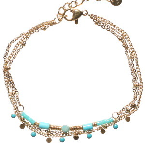 Bracelet triple rangs composé d'une chaîne en acier doré, d'une chaîne en acier doré avec des pampilles rondes pavées d'émail de couleur bleu turquoise, ainsi qu'une chaîne en acier doré avec des perles de couleur bleue turquoise. Fermoir mousqueton avec 3 cm de rallonge.