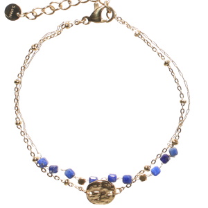 Bracelet double rangs composé d'une chaîne avec une pastille ronde martelée en acier doré, ainsi qu'une chaîne en acier doré avec des perles cubiques de couleur bleue. Fermoir mousqueton avec 3 cm de rallonge.