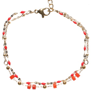 Bracelet double rangs composé d'une chaîne en acier doré et des perles en émail de couleur rouge, ainsi qu'une chaîne avec des perles en acier doré et des pierres cylindriques de couleur rouge. Fermoir mousqueton avec 3 cm de rallonge.