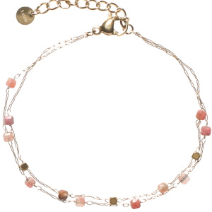 Bracelet double rangs composé d'une chaîne avec des perles cubiques en acier doré et des perles cubiques de couleur rose, ainsi qu'une chaîne en acier doré avec des perles cubiques de couleur rose. Fermoir mousqueton avec 3 cm de rallonge.