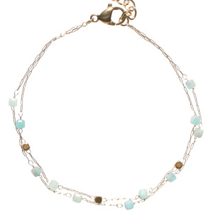 Bracelet double rangs composé d'une chaîne avec des perles cubiques en acier doré et des perles cubiques de couleur turquoise, ainsi qu'une chaîne en acier doré avec des perles cubiques de couleur turquoise. Fermoir mousqueton avec 3 cm de rallonge.