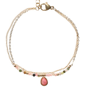 Bracelet double rangs composé d'une chaîne en acier doré, ainsi qu'une chaîne en acier doré avec des perles multicolores et un pendant en forme de goutte sertie d'une pierre de couleur rouge. Fermoir mousqueton avec 3 cm de rallonge.