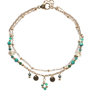 Bracelet double rangs composé d'une chaîne en acier doré, ainsi qu'une chaîne avec perles et pampilles rondes en acier doré et de perles en pierre malachite d'imitation. Fermoir mousqueton avec 3 cm de rallonge.