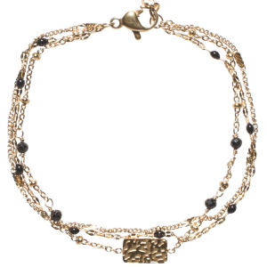 Bracelet triple rangs composé d'une chaîne en acier doré, d'une chaîne en acier doré et de perles en émail de couleur noir, ainsi qu'une chaîne avec une plaque rectangulaire en acier doré et de perles de couleur noire. Fermoir mousqueton avec 3 cm de rallonge.