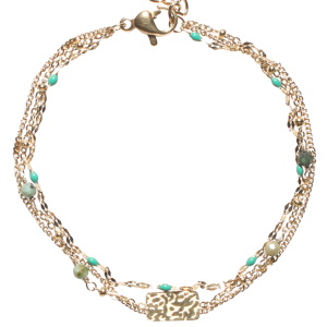 Bracelet triple rangs composé d'une chaîne en acier doré, d'une chaîne en acier doré et de perles en émail de couleur verte, ainsi qu'une chaîne avec une plaque rectangulaire en acier doré et de perles de couleur turquoise. Fermoir mousqueton avec 3 cm de rallonge.
