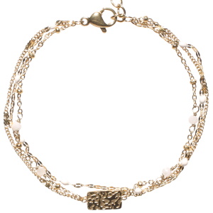 Bracelet triple rangs composé d'une chaîne en acier doré, d'une chaîne en acier doré et de perles en émail de couleur blanc, ainsi qu'une chaîne avec une plaque rectangulaire en acier doré et de perles de couleur blanche. Fermoir mousqueton avec 3 cm de rallonge.