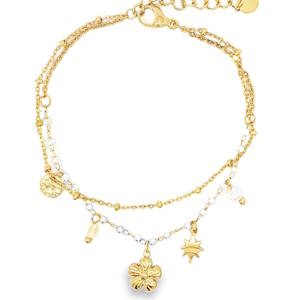 Ce bracelet chaîne exquis en acier doré est orné de perles rondes et de breloques délicates. Son design multicouche ajoute une touche sophistiquée à votre poignet. Parfait pour rehausser votre style avec une élégance subtile.br/>Fermoir mousqueton avec 3 cm de rallonge.