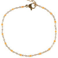 Bracelet composé d'une chaîne en acier doré et de perles en émail de couleur orange. Fermoir mousqueton avec 3.5 cm de rallonge.