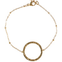 Bracelet composé d'une chaîne et d'un cercle martelé en acier doré. Fermoir mousqueton avec 3 cm de rallonge.