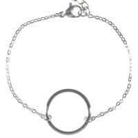Bracelet composé d'une chaîne et d'un cercle en acier argenté. Fermoir mousqueton avec 4 cm de rallonge.