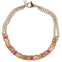 Bracelet composé d'une double chaîne en acier doré avec perles carrés multicolores. Fermoir mousqueton avec 3 cm de rallonge.