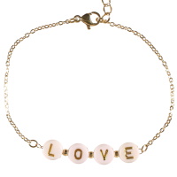 Bracelet composé d'une chaîne en acier doré avec le mot LOVE gravé sur des perles rondes de couleur blanche. Fermoir mousqueton avec 3 cm de rallonge.