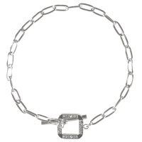 Bracelet composé d'une chaîne en acier argenté avec un fermoir cabillaud de forme carré pavé de strass.