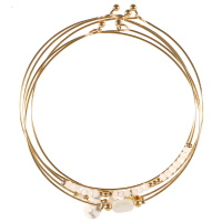 Lot de 5 bracelets jonc fil rond fin en acier doré avec des perles de couleur blanche.