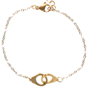 Bracelet composé d'une chaîne et d'une paire de menottes en acier doré et de perles en émail de couleur blanche. Fermoir mousqueton avec 3 cm de rallonge.