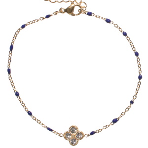 Bracelet composé d'une chaîne en acier doré, de perles en émail de couleur bleu et d'un trèfle à quatre feuilles sertis de strass. Fermoir mousqueton avec 3 cm de rallonge.