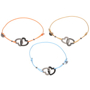Lot de 3 bracelets composés d'un cordon élastique en coton de couleur et de deux cœurs entrelacés en acier argenté.