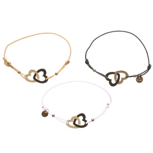 Lot de 3 bracelets composés d'un cordon élastique en coton de couleur et de deux cœurs entrelacés en acier doré.