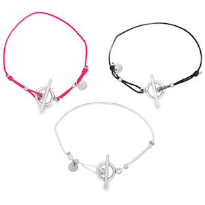 Explorez l'élégance subtile avec ce lot de 3 bracelets élastiques charmants, confectionnés en coton de couleur et en acier argenté. Chaque bracelet arbore un design distinct, combinant simplicité et raffinement. Des accessoires délicats qui ajoutent une touche de luxe discret à votre style quotidien.
