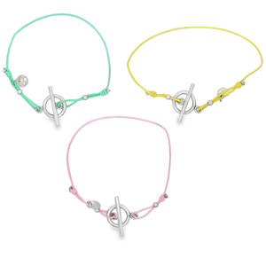 Explorez l'élégance subtile avec ce lot de 3 bracelets élastiques charmants, confectionnés en coton de couleur et en acier argenté. Chaque bracelet arbore un design distinct, combinant simplicité et raffinement. Des accessoires délicats qui ajoutent une touche de luxe discret à votre style quotidien.
