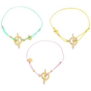 Explorez l'élégance subtile avec ce lot de 3 bracelets élastiques charmants, confectionnés en coton de couleur et en acier doré. Chaque bracelet arbore un design distinct, combinant simplicité et raffinement. Des accessoires délicats qui ajoutent une touche de luxe discret à votre style quotidien.
