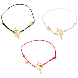 Explorez l'élégance subtile avec ce lot de 3 bracelets élastiques charmants, confectionnés en coton de couleur et en acier doré. Chaque bracelet arbore un design distinct, combinant simplicité et raffinement. Des accessoires délicats qui ajoutent une touche de luxe discret à votre style quotidien.
