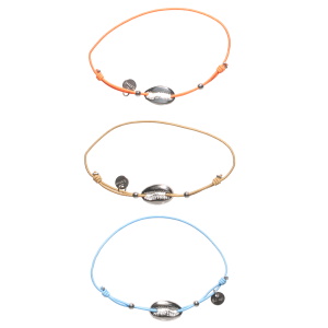 Lot de 3 bracelets composés d'un cordon élastique de couleur bleu, orange et marron et d'un coquillage cauri en acier argenté.