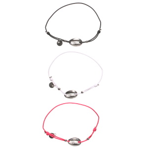 Lot de 3 bracelets composés d'un cordon élastique de couleur noir, rouge et blanc et d'un coquillage cauri en acier argenté.