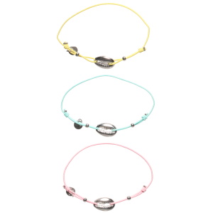 Lot de 3 bracelets composés d'un cordon élastique de couleur jaune, rose et vert et d'un coquillage cauri en acier argenté.