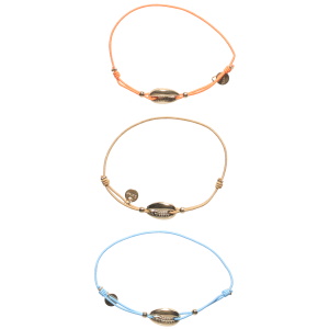 Lot de 3 bracelets composés d'un cordon élastique de couleur bleu, orange et marron et d'un coquillage cauri en acier doré.