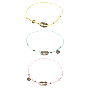 Lot de 3 bracelets composés d'un cordon élastique de couleur jaune, rose et vert et d'un coquillage cauri en acier doré.