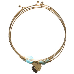 Lot de 5 bracelets joncs en acier doré surmontés de perles de couleur bleue et d'une pierre ronde de couleur bleue nacrée avec une feuille philodendron en acier doré.