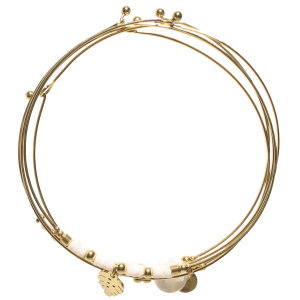 Lot de 5 bracelets joncs en acier doré surmontés de perles de couleur blanche et d'une pierre ronde de couleur blanche nacrée avec une feuille philodendron en acier doré.