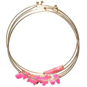 Lot de 5 bracelets joncs avec perles en acier doré surmontés de pierres de couleur rose et d'un tube en pierre de couleur rose.