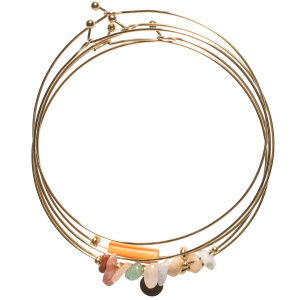 Lot de 5 bracelets joncs avec perles en acier doré surmontés de pierres multicolores et d'un tube en pierre de couleur orange.