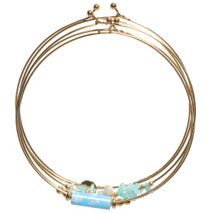 Lot de 5 bracelets joncs avec perles en acier doré surmontés de pierres couleur bleue turquoise et d'un tube en pierre de couleur bleue.