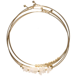 Lot de 5 bracelets joncs avec perles en acier doré surmontés de pierres couleur blanche et d'un tube en pierre de couleur blanche.