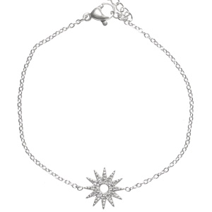 Bracelet composé d'une chaîne en acier argenté et d'une étoile pavée de strass. Fermoir mousqueton avec 3 cm de rallonge.