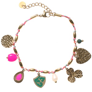 Bracelet composé d'un cordon multicolore, de perles en acier doré, d'une perle verte, d'un perle rose, d'une perle de nacre d'imitation, de breloques en forme de cœur, de pastille ronde martelées et de fleur en acier doré, d'une pastille ovale pavée d'émail rose et d'une pastille pavée d'émail vert. Fermoir mousqueton avec 3 cm de rallonge.