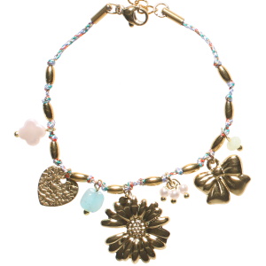 Bracelet composé d'un cordon multicolore, de perles en acier doré, de deux perles turquoises, d'un trèfle à quatre feuilles en nacre d'imitation, de breloques en forme de cœur martelée, de nœud papillon et de fleur en acier doré et de trois perles d'imitation. Fermoir mousqueton avec 3 cm de rallonge.