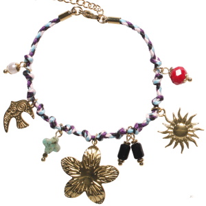 Bracelet composé d'un cordon multicolore, de breloques en forme d'oiseau, de fleur et de soleil en acier doré, d'une perle rouge, d'une perle d'imitation, de deux perles noires et d'une pierre verte. Fermoir mousqueton avec 3 cm de rallonge.