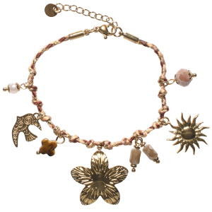 Bracelet composé d'un cordon marron, de breloques en forme d'oiseau, de fleur et de soleil en acier doré, d'une perle marron, d'une perle d'imitation, de deux perles marrons et d'une pierre marron. Fermoir mousqueton avec 3 cm de rallonge.