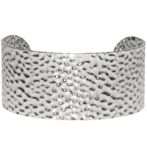Bracelet manchette martelé en acier argenté.