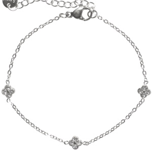 Bracelet composé d'une chaîne en acier argenté et de trois trèfles à quatre feuilles serties de strass. Fermoir mousqueton avec 4 cm de rallonge.