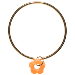 Bracelet jonc rigide fermé en acier doré avec un pendant en forme de fleur de couleur orange.